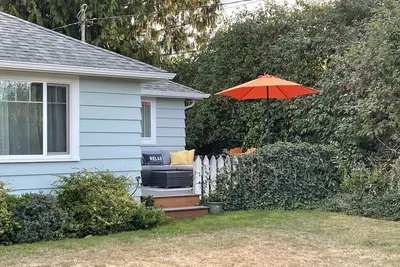Image de Cozy Cottage with deck within walking distance of Langley restaurants and shops.