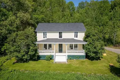 Image de Renovated Country Farmhouse – Private, Pet-Friendly & Family Ready