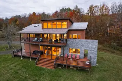 Image de Spacious Modern Retreat | Sleek Style with Stunning View
