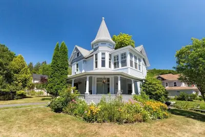 Image de Chic Victorian in Cozy Village | Summer Charm Just 10 Mins from Trails & Fun