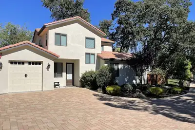 Image de Spacious, secluded & new. Mins from downtown Wc.