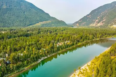 Image de Charming riverfront house with firepit, grill & mountain view