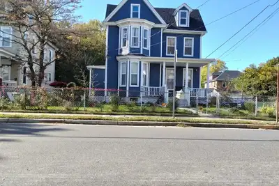 Image de Cozy 4 bedroom house 25 minutes from Phl Airport come stay with us.