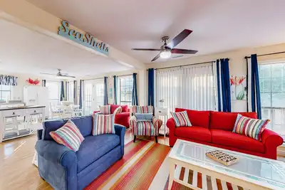 Image de Coastal dog-friendly home with private heated spa and outdoor man-cave
