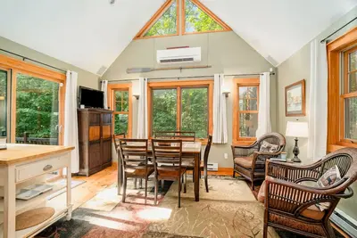 Image de Charming lake cottage with a wet bar, firepit, fast WiFi, & washer/dryer
