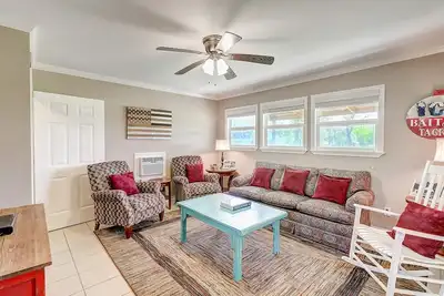Image de Lovely dog-friendly waterfront home with firepit, grill, balcony, & washer/dryer