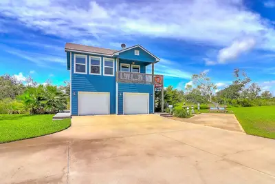 Image de Charming dog-friendly home with balcony, firepit, central Ac, & washer/dryer