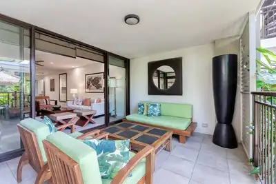 Image de Poolside at Temple Resort A Lush Tropical Escape