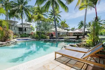 Image de Poolside Relaxation Resort Retreat w Beach Access