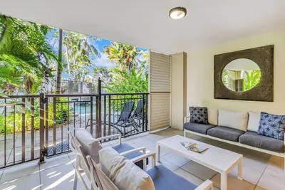 Image de Resort style Swim Out A Poolside Oasis