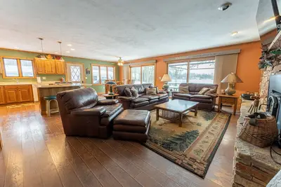 Image de Farmer Lake Lodge:Your Perfect Lakefront Getaway with Boats, Snowmobile Trails, and More!