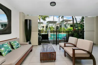 Image de Poolside Bliss A Modern Resort Sanctuary