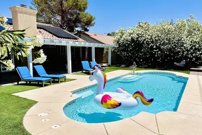 Image de Escape The Madness with no better place to relax! New Luxury Spa And Huge Pool!