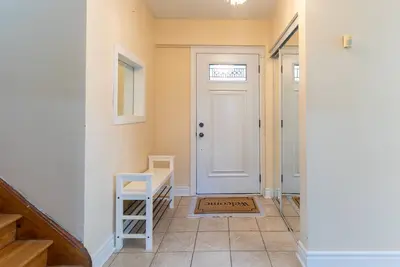 Bloor Paradise - 4 bed /2 bath + Parking & Wi-fi