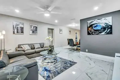 Image de 3 Bedroom Pool Home with Modern Interior Design
