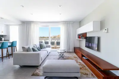 Image de Penthouse avec grande terrasse sur le toit et bassin profond