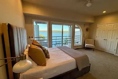 Image de Pickwick Lake front Estate - sensational views, Boat Slip & Pool sleeps 9