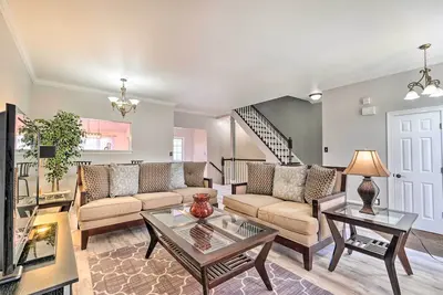 Image de Pond-View Deck + Pool Table: Woodbridge Haven!