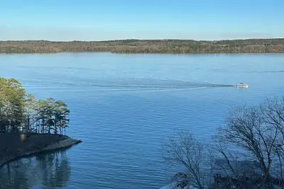 Image de Pickwick Lake Front Estate w\/ water views, boatslip & pool 3 mi to State Park