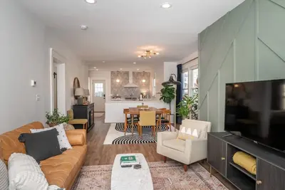 Image de 5723 Ridge Road  · The Greenhouse | Pleasant Ridge