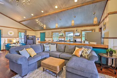 Image de Pet-Friendly Outdoor Paradise w\/ Grill, Decks