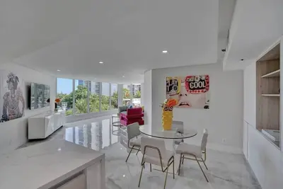 Image de GoldDust! Water and City Views! Totally Renovated with 2 Balconies, 2 Bedrooms!