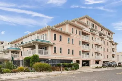 Image de Beachfront Open Concept Corner Unit with Direct Ocean Views!
