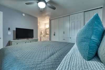 Image de 2br Sleeps 6 Pool Bbq Gym Hot Tub & Bar Hopping!