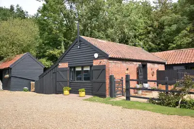 Milk Parlour, pet friendly, with a garden in Halesworth