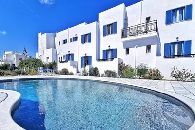 Ikaros Studios - Pool & Jacuzzi, 5 mins from beach