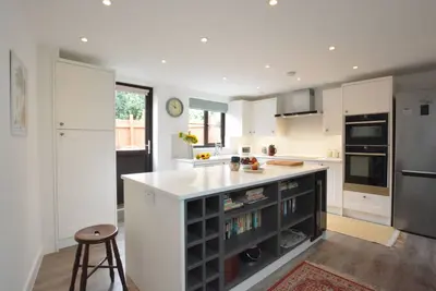 Pine Cottage, pet friendly, with open fire in Woodbridge