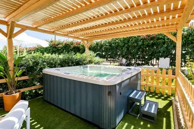 Image de Ikaros Studios - Pool & Jacuzzi, 5 mins from beach