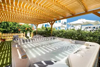 Ikaros Studios - Pool & Jacuzzi, 5 mins from beach