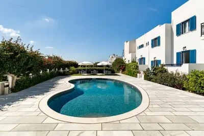 Ikaros Studios - Pool & Jacuzzi, 5 mins from beach