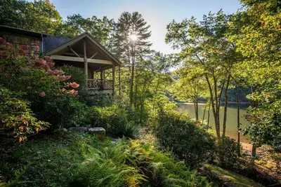 Image de Lake front with private dock, fire pit, hammock, pool table & gorgeous views! Fishing poles, paddle boards & canoe provided.