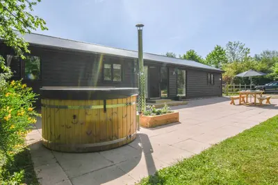 The Piglets, pet friendly, with hot tub in Woodbridge
