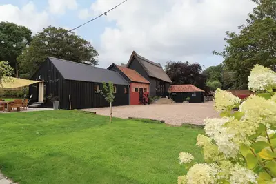 Halcyon Barn, Wissett, pet friendly, with hot tub in Halesworth