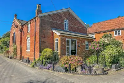 Chapel Cottage, Newbourne, pet friendly, with open fire in Woodbridge