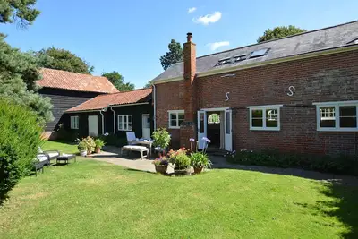 Stable Cottage At The Grove, Great Glemham, with pool in Framlingham