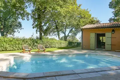 Image de La petite Maison dans la colline, piscine et terrain de pétanque