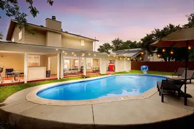 Image de Spacious 4 bedroom with pool- minutes to Seaworld!