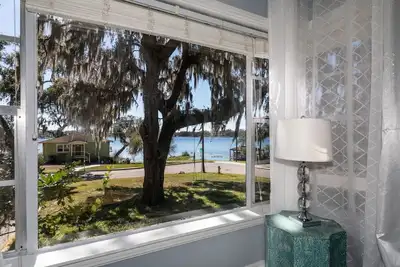 Image de Cozy, Close to downtown Lake View home.