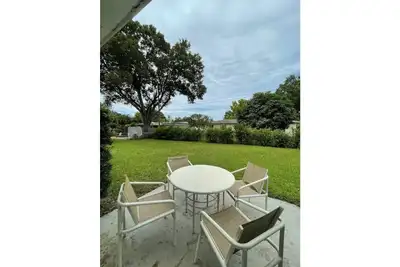 Image de Cozy Modern style home 10 minutes from the beaches and downtown!