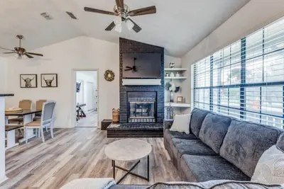 Image de 7 Bed Home / Mins to Wineries / Walk to Town Square