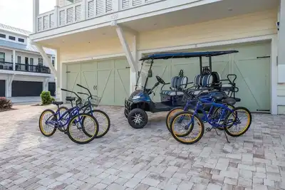 Image de 2 Pools ~ Golf Cart + Bikes ~ Xbox