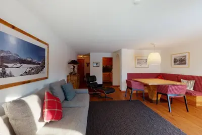 Image de Appartement de 3½ pièces au rez-de-chaussée, hall d'entrée avec armoire, salon a