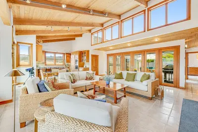 Image de Oceanfront home with private hot tub, beautiful courtyard & shared pools/saunas