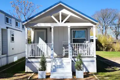 \"The Suite\" w\/ King Bed - By The San Marcos River