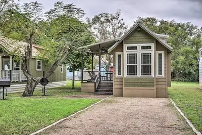 Image de Hip Cabin w\/ Deck by San Marcos River!