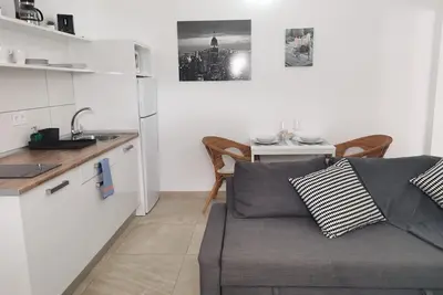 Image de Appartement supérieur une chambre dans un complexe de vacances avec piscine.